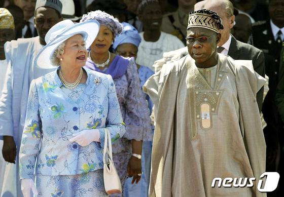 엘리자베스 2세 영국 여왕이 생전인 2003년 12월 6일 나이지리아를 방문해 올루세군 오바산조 당시 대통령의 환대를 받는 모습. © AFP=뉴스1 © News1 최서윤 기자