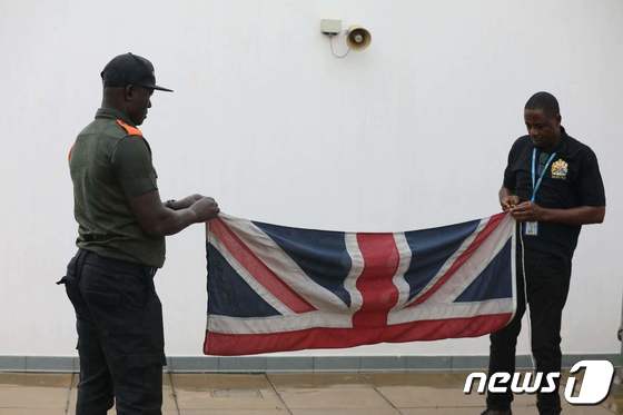 나이지리아 아부자에 위치한 영국 고등판무관사무소에는 2022년 9월 9일 엘리자베스 2세 영국 여왕을 추모하는 영국 국기(유니언 잭)가 게양됐다. 2022. 9. 9. © AFP=뉴스1 © News1 최서윤 기자