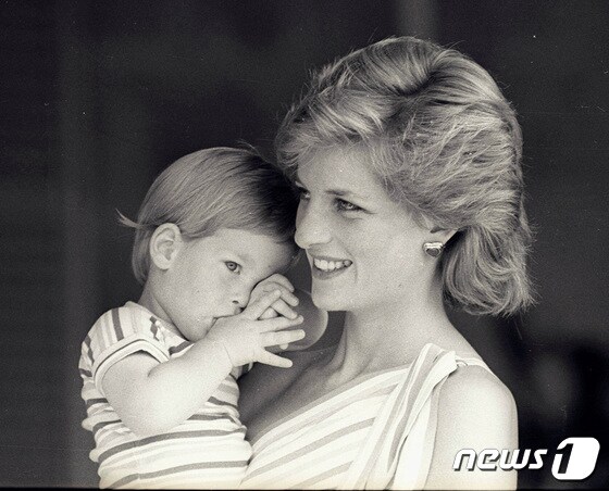 Young Prince Harry tries to hide behind his mother Diana, Princess of Wales © 로이터=뉴스1 © News1 이종덕 기자