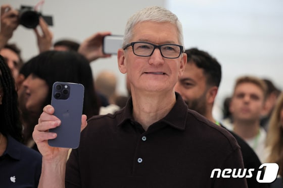 팀 쿡 애플 최고경영자(CEO)가 신제품 아이폰 14를 들고 있다. 2022.09.07 © 로이터=뉴스1 © News1 정윤미 기자