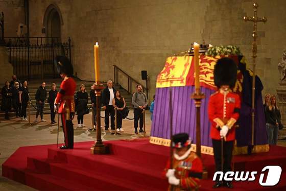 엘리자베스 2세 여왕의 영구가 영국 런던 웨스트민스터 사원에 안치돼 일반인 조문이 시작됐다 © AFP=뉴스1