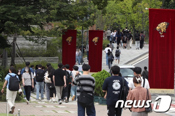 서울 성북구 고려대학교에서 학생들이 발걸음을 옮기고 있다. /뉴스1 © News1 황기선 기자