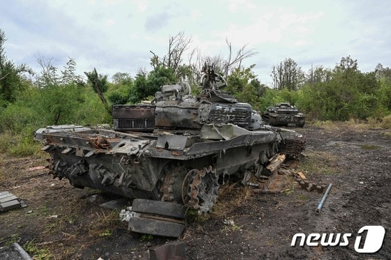 14일(현지시간) 우크라이나 하르키우 이지움에서 파괴된 러시아 군의 탱크가 보인다. © AFP=뉴스1 © News1 우동명 기자