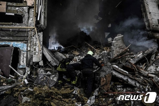 15일(현지시간) 우크라이나 도네츠크의 바크무트에서 러시아 군의 미사일 포격을 받은 건물서 소방대원이 진화 작업을 하고 있다. © AFP=뉴스1 © News1 우동명 기자