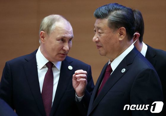 블라디미르 푸틴 러시아 대통령과 시진핑 중국 국가 주석이 16일(현지시간) 우즈베키스탄 사마르칸트에서 열린 상하이 협력기구(SCO) 정상회의 중 얘기를 하고 있다. © AFP=뉴스1 © News1 우동명 기자