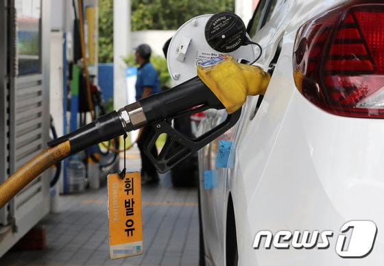 18일 서울시내 한 주유소에서 한 차량이 휘발유를 주유하고 있다. 9월 둘째주 국내 기름값이 보합세를 유지했다. 2022.9.18/뉴스1 © News1 박세연 기자