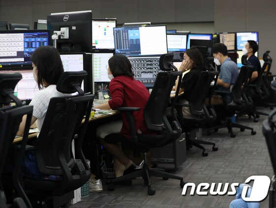 19일 오전 서울 중구 하나은행 명동점 딜링룸에서 직원들이 업무를 보고 있다.  2022.9.19/뉴스1 © News1 이성철 기자