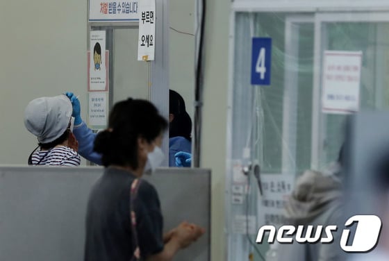 서울 송파구보건소에 마련된 신종 코로나바이러스 감염증(코로나19) 선별진료소에서 시민들이 검사를 받고 있다. 2022.9.19/뉴스1 © News1 구윤성 기자