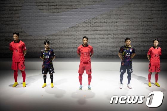 나이키는 19일 오전 서울 강남구 써클81에서 2022 국제축구연맹(FIFA) 카타르 월드컵에서 한국 선수단이 입을 새로운 유니폼을 공개했다. (나이키코리아 제공) 2022.9.19/뉴스1