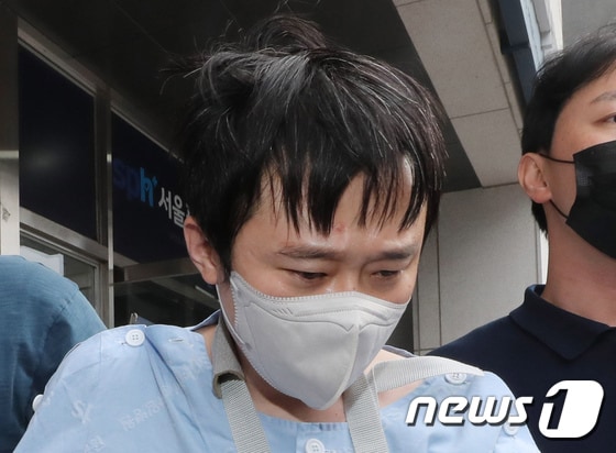 신당역 살인사건 가해자 전주환이 지난 15일 오후 서울 광진구의 한 병원에서 치료를 마치고 호송되고 있다. (뉴스1 DB)2022.9.19/뉴스1 © News1 박세연 기자