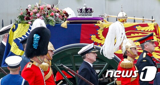 19일 오전(현지시간) 영국 런던 웨스트민스터 사원 앞에서 엘리자베스 2세 여왕의 관이 총포차에 실려 운구되고 있다. 2022.9.19/뉴스1 © News1 안은나 기자