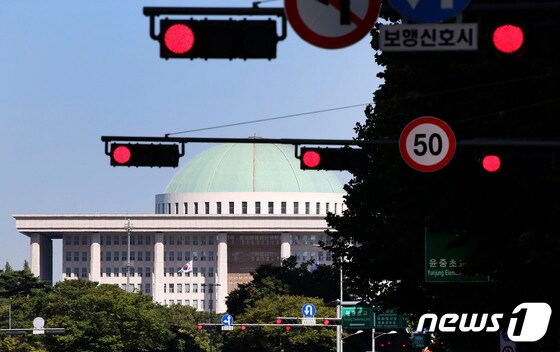 서울 여의도 국회의사당 앞 교통 신호등이 일제히 빨간불을 가리키고 있다. (공동취재) 2022.9.2/뉴스1 © News1 이재명 기자