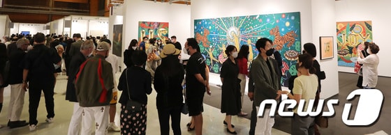 2일 오후 서울 코엑스에서 열린 '프리즈 서울'에서 관람객들이 작품들을 둘러보고 있다. 2022.9.2/뉴스1 © News1 박지혜 기자