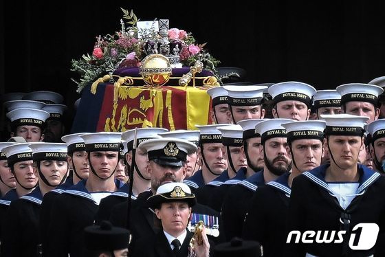 19일(현지시간) 영국 해군 병사들이 런던 웨스터민스터 사원에서 장례식을 마친 엘리자베스 2세 여왕의 관을 웰링턴 아치로 운구하고 있다. © AFP=뉴스1 © News1 우동명 기자