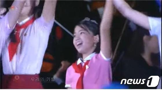 북한 조선중앙TV의 '9·9절' 기념공연 영상에 등장한 어린이 중창 및 합창 공연 모습. TV는 '특별한 소녀'의 모습을 반복해서 프레임 가운데에 배치해 영상을 편집, 노출했다.(조선중앙TV 갈무리) © News1 