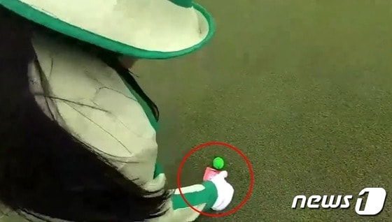 태국인 여성 캐디가 공을 주우면서 받은 콘돔을 내려놓는 모습. (트위터 갈무리)