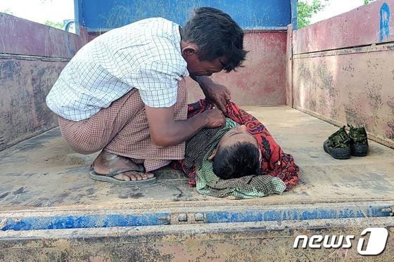 17일(현지시간) 미얀마 북서부 사가잉 지역의 한 학교에서 미얀마 군부의 공습으로 사망한 학생. 2022.09.17/뉴스1 © AFP=뉴스1 © News1