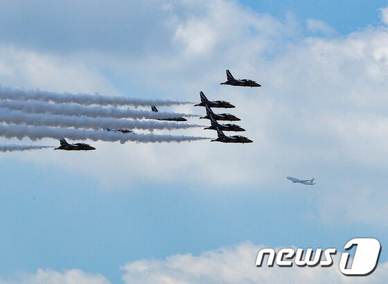 공군 특수비행팀 '블랙이글스'가 21일 오후 서울 여의도한강공원 일대 상공에서 비행하고 있다. 2022.9.21/뉴스1 © News1 신웅수 기자