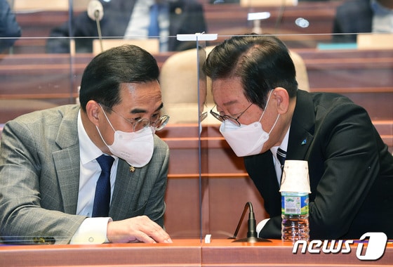 이재명 더불어민주당 대표(오른쪽)와 박홍근 원내대표가 22일 오후 서울 여의도 국회에서 열린 의원총회에서 대화를 하고 있다. (공동취재) 2022.9.22/뉴스1 © News1 이재명 기자