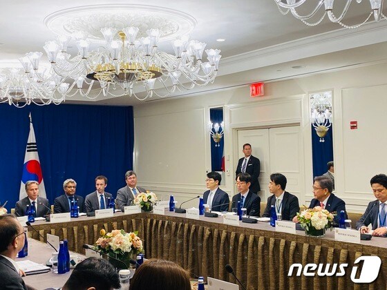한국과 미국, 일본의 외교장관이 22일(현지시간) 미국 뉴욕에서 만나 회담을 갖고 있다. 사진은 공동취재단 제공.