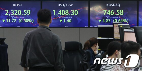 23일 오전 서울 중구 하나은행 명동점 딜링룸에서 직원들이 업무를 보고 있다. 2022.9.23/뉴스1 © News1 허경 기자