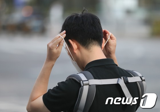 서울 도심 출근길 시민이 마스크를 벗는 모습./뉴스1 © News1 허경 기자