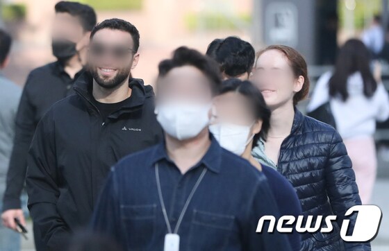 정부가 오는 26일부터 50인 이상 야외에서의 마스크 착용 의무를 전면 해제한다고 발표했다. 사진은 23일 서울 도심 출근길 시민들 모습. 2022.9.23/뉴스1 © News1 허경 기자