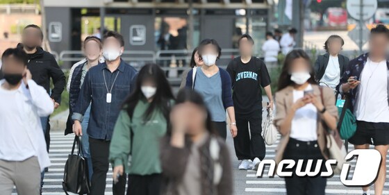 정부가 오는 26일부터 50인 이상 야외에서의 마스크 착용 의무를 전면 해제한다고 발표했다. 사진은 23일 서울 도심 출근길 시민들 모습. 2022.9.23/뉴스1 © News1 허경 기자