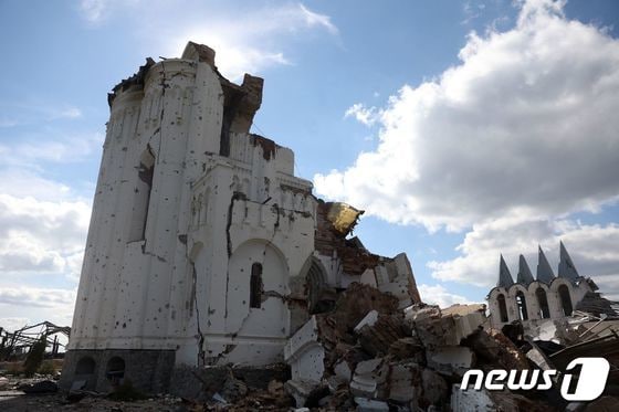 22일 (현지시간) 최근 러시아 군의 공격을 격퇴한 우크라이나 도네츠크 돌리나에서 파괴된 정교회 수도원 건물이 보인다. © AFP=뉴스1 © News1 우동명 기자