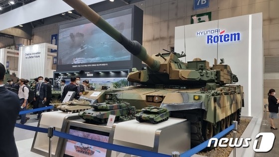 현대로템이 킨텍스에서 열린 ‘대한민국 방위산업전(DX KOREA 2022)'에서 K2 전차 실물 모델을 선보였다. © News1 이형진