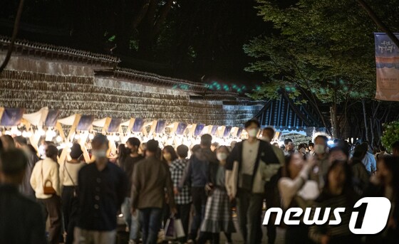 서울 중구 덕수궁 일대에서 열린 '정동야행' 행사를 찾은 시민들이 다양한 부스를 둘러보고 있다. 2022.9.23/뉴스1 © News1 이승배 기자