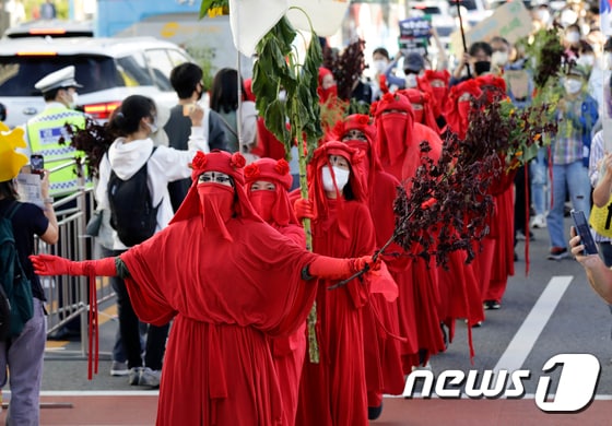 지난해 9월24일 서울시청 인근 세종대로에서 퍼머컬쳐 네트워크 소속 회원들이 기후 위기를 경고하는 의미의 붉은 옷을 입은 채 924 기후정의행진에 함께하고 있다. © News1 조태형 기자