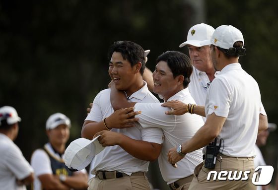 25일(한국시간) 포섬 경기에서 승리를 확정한 김주형(왼쪽)과 김시우가 얼싸안으며 기뻐하고 있다. © AFP=뉴스1