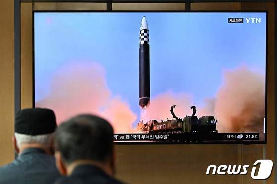 25일 오전 서울역에서 시민들이 대형TV를 통해 북한의 탄도미사일 발사 관련 뉴스를 시청하고 있다. 2022.09.25 © AFP=뉴스1 © News1 정윤미 기자