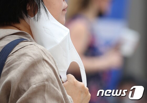 실외 마스크 착용 의무 전면 해제를 하루 앞둔 25일 서울 명동거리에서 마스크를 벗은 시민들이 이동하고 있다. 2022.9.25/뉴스1 © News1 이성철 기자