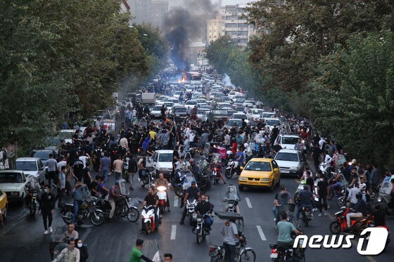 21일(현지시간) 이란 수도 테헤란에서 반정부 시위가 발생해 혼잡해진 도로 위 상황 2022.09.21 © AFP=뉴스1 © News1 정윤미 기자