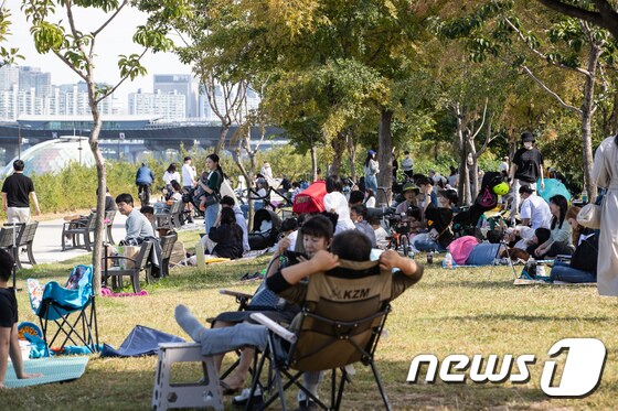 완연한 가을 날씨를 보인 25일 서울 여의도 한강시민공원을 찾은 시민들이 마스크를 벗고 주말을 만끽하고 있다. 2022.9.25/뉴스1 © News1 유승관 기자