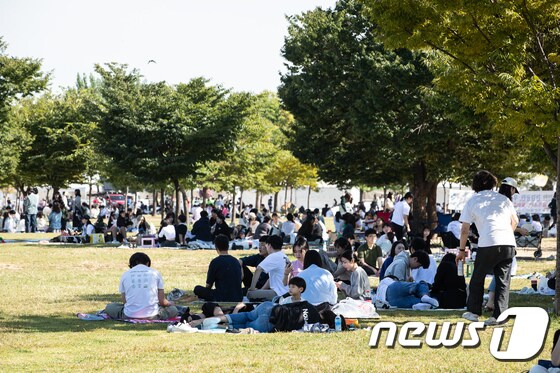 완연한 가을 날씨를 보인 25일 서울 여의도 한강시민공원을 찾은 시민들이 마스크를 벗고 주말을 만끽하고 있다.  2022.9.25/뉴스1 © News1 유승관 기자