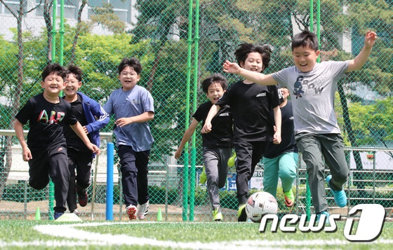 대전 서구의 한 초등학교 운동장에서 학생들이 마스크를 벗고 축구를 즐기고 있다. ©News1 김기태 기자