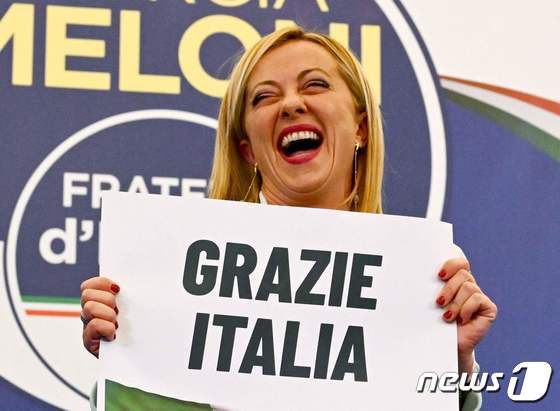 이탈리아 총선 개표가 진행 중인 26일 승리가 유력한 이탈리아형제들(FdI)의 조르자 멜로니(45) 대표가 '이탈리아 고마워요'라고 적힌 플래카드를 들고 함박웃음을 짓고 있다. 2022. 9. 26. © AFP=뉴스1 © News1 최서윤 기자