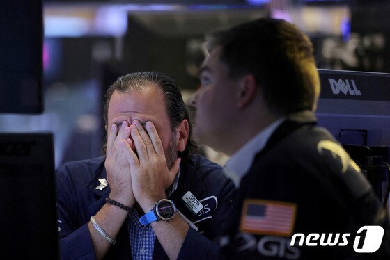 NYSE의 한 트레이더가 머리를 감싸며 괴로워하고 있다. © 로이터=뉴스1