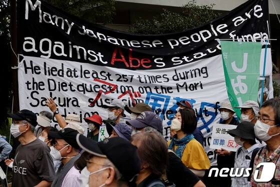 27일 일본 도쿄에서 거리로 나온 시민들이 아베 전 총리의 국장을 규탄하고 있다. 시민들이 든 현수막에는 '많은 일본인은 아베의 국장에 반대한다' '그는 267번 거짓말을 했다' 등의 문구가 영문으로 쓰여 있다. © 로이터=뉴스1 © News1 김성식 기자