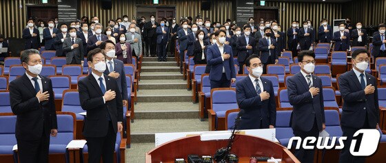 이재명 더불어민주당 대표 등 참석 의원들이 27일 오후 서울 여의도 국회에서 열린 의원총회에서 국민의례를 하고 있다. (공동취재) 2022.9.27/뉴스1 © News1 이재명 기자