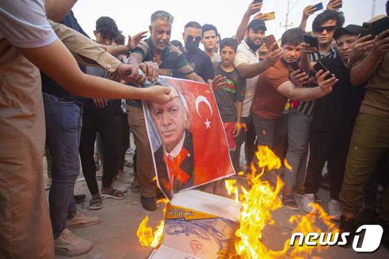 지난 7월22일(현지시간) 쿠르드족 시위대가 레제프 타이이프 에르도안 튀르키예(터키) 대통령의 사진을 불태우고 있다. © AFP=뉴스1 © News1 김예슬 기자