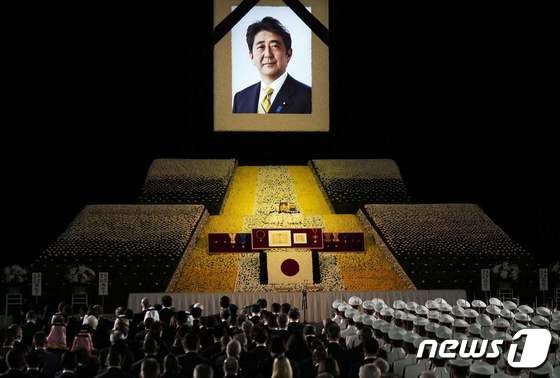 27일 오후 일본 도쿄 부도칸에서 아베 신조 전 총리 장례식이 국장으로 엄수했다. © AFP=뉴스1