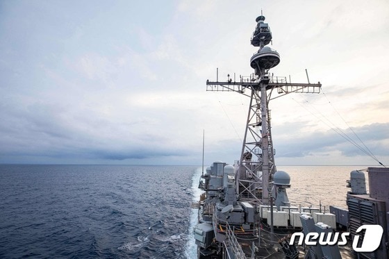대만해협을 지나는 미 해군 순양함 '챈슬러스빌' © AFP=뉴스1
