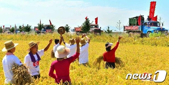 새 농기계 행렬에 손 흔드는 북한 농민들…