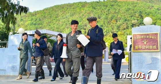 사상전으로 가을걷이 다그치는 북한…"농민의 애국열의 최대 분출"