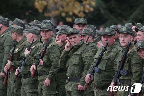 27일(현지시간) 크름반도 세바스토폴에서 블라디미르 푸틴 러시아 대통령의 부분 동원령에 따라 징집된 예비군들이 작별식에 참석을 하고 있다. © AFP=뉴스1 © News1 우동명 기자