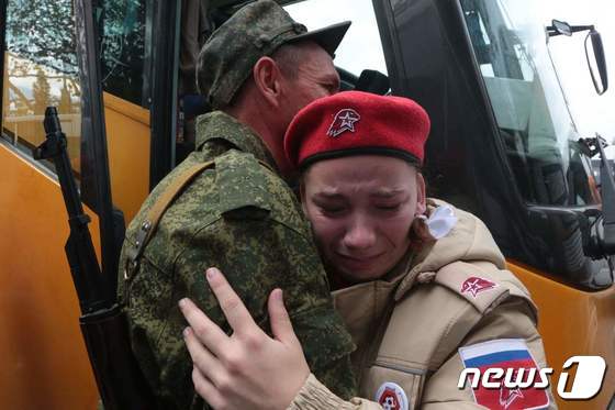 27일(현지시간) 크름반도 세바스토폴에서 블라디미르 푸틴 러시아 대통령의 부분 동원령에 따라 징집된 예비군들이 작별식에서 가족과 포옹하며 울먹이고 있다. © AFP=뉴스1 © News1 우동명 기자